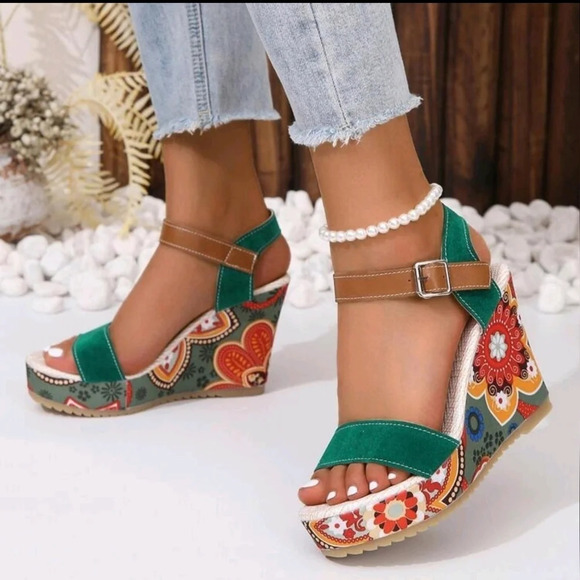 Women's Thick Platform Wedge Heel Floral Patterned Summer Sandals - Picture 2 of 5
